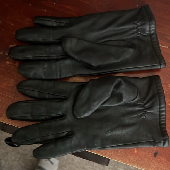 Black: Authentic Leather (goat) silver studded women’s size (S-M) Gloves - Picture 2 of 2
